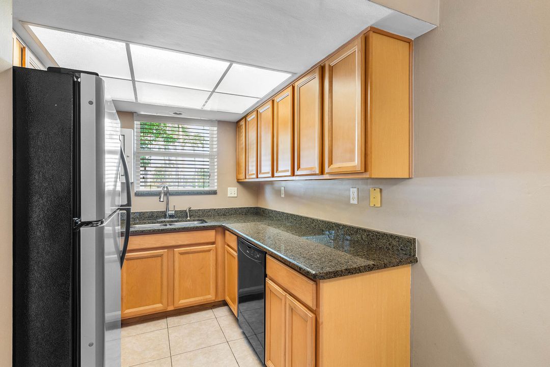 待售: $99,900 (1 贝兹, 1 浴室, 754 平方英尺)