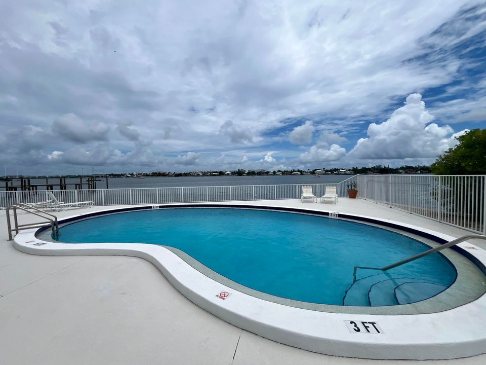 For Sale: $287,500 (1 beds, 1 baths, 702 Square Feet)