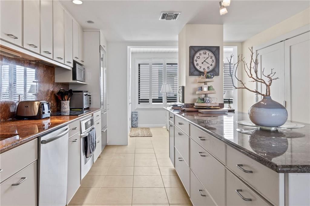 For Rent: $8,500 (2 beds, 2 baths, 1600 Square Feet)