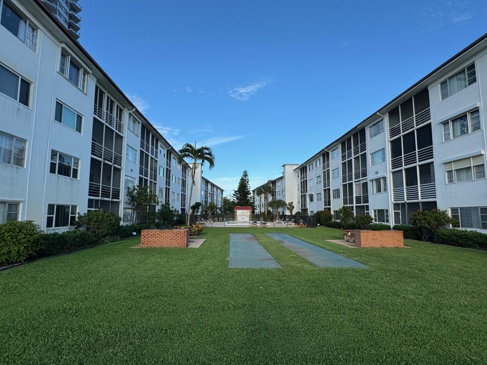 Activo con contrato: $1,950 (2 camas, 2 baños, 948 Pies cuadrados)