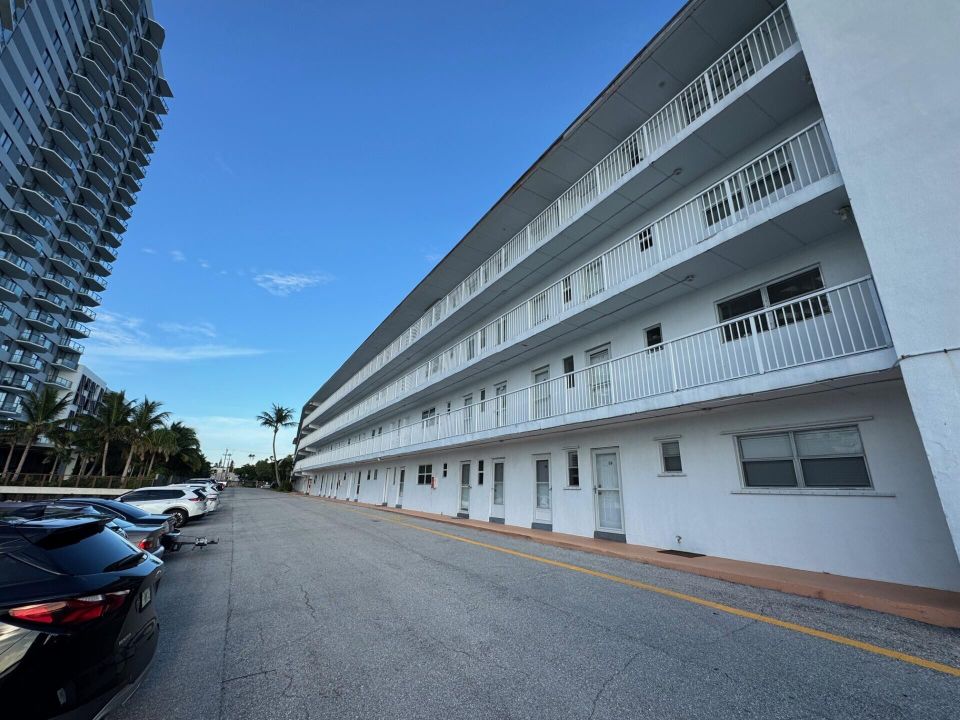 Activo con contrato: $1,950 (2 camas, 2 baños, 948 Pies cuadrados)