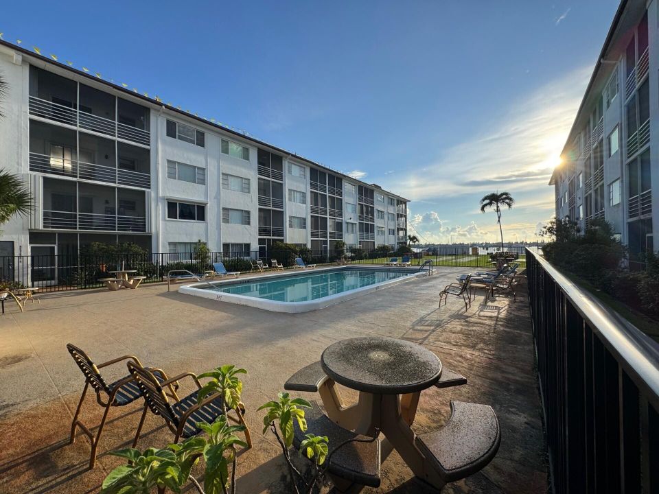 Activo con contrato: $1,950 (2 camas, 2 baños, 948 Pies cuadrados)