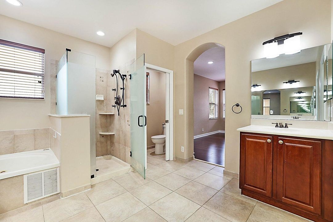 For Rent: $4,600 (5 beds, 3 baths, 3200 Square Feet)