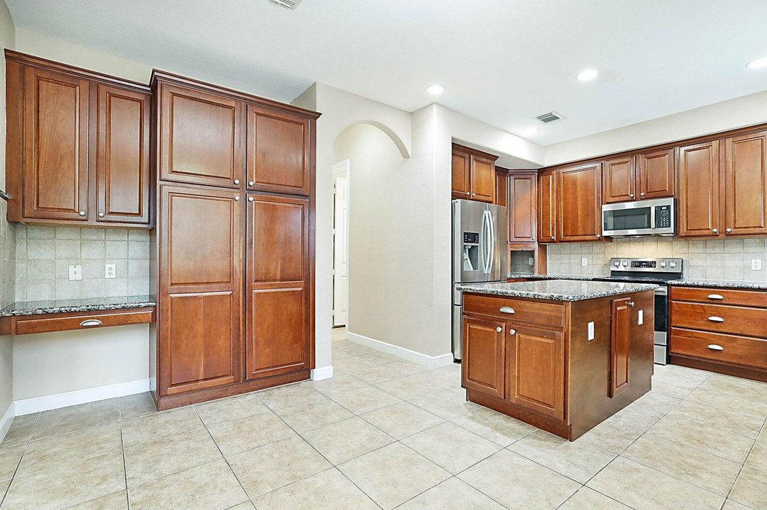 For Rent: $4,600 (5 beds, 3 baths, 3200 Square Feet)