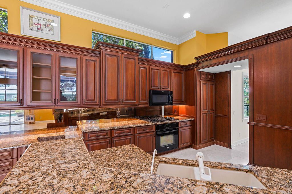 En Venta: $975,000 (3 camas, 3 baños, 3631 Pies cuadrados)