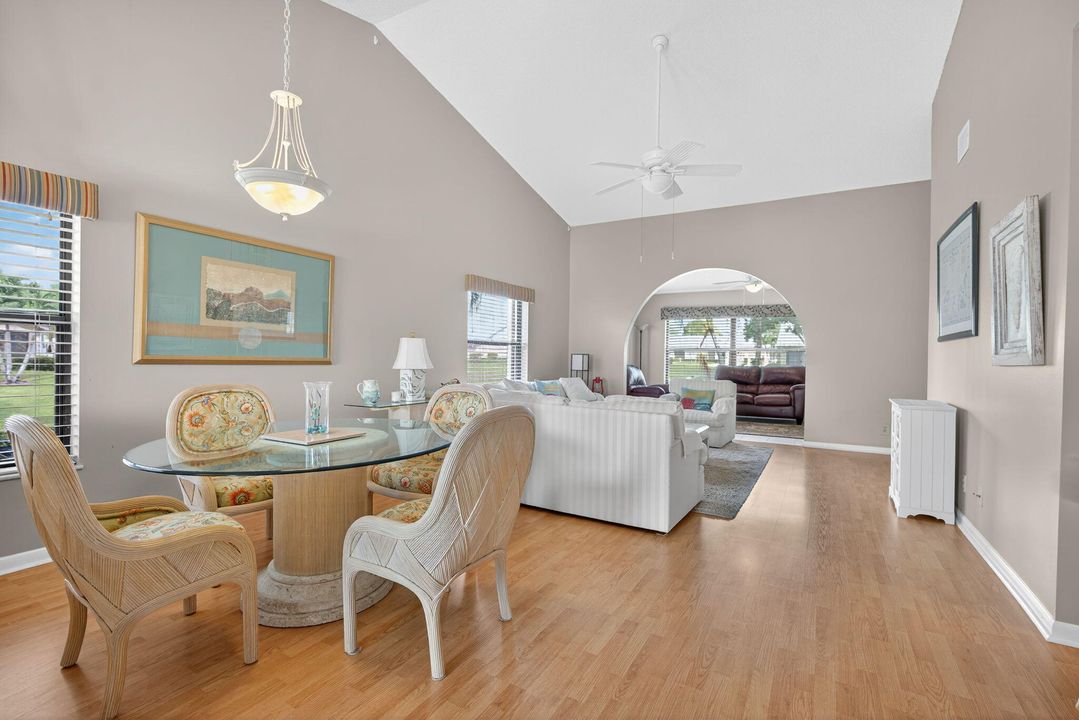 Под контрактом: $350,000 (2 спален, 2 ванн, 1306 Квадратных фут)