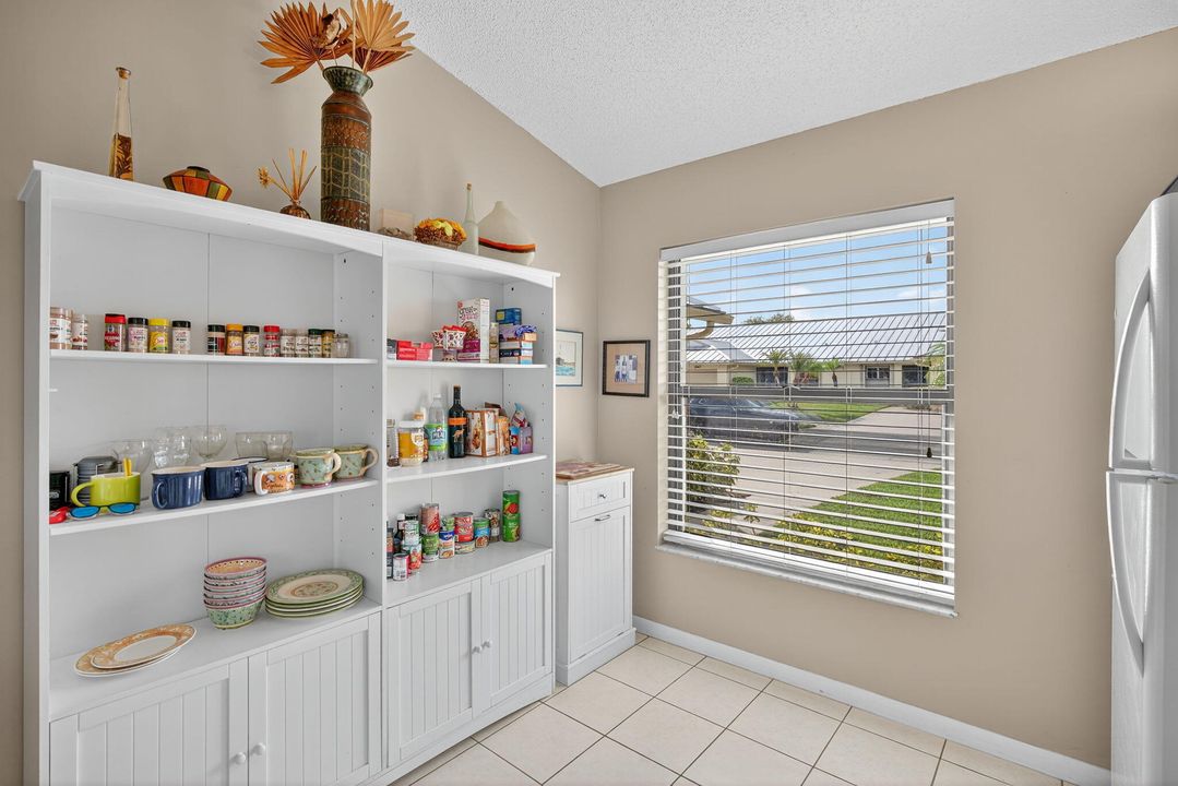 Под контрактом: $350,000 (2 спален, 2 ванн, 1306 Квадратных фут)