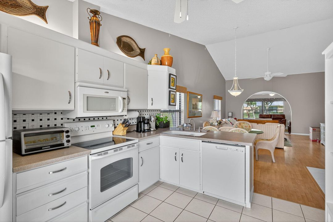 Под контрактом: $350,000 (2 спален, 2 ванн, 1306 Квадратных фут)