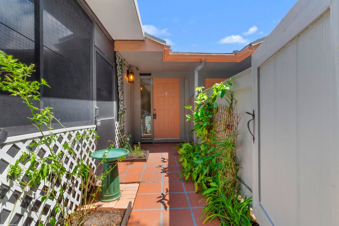 合同活跃: $209,000 (2 贝兹, 2 浴室, 1037 平方英尺)