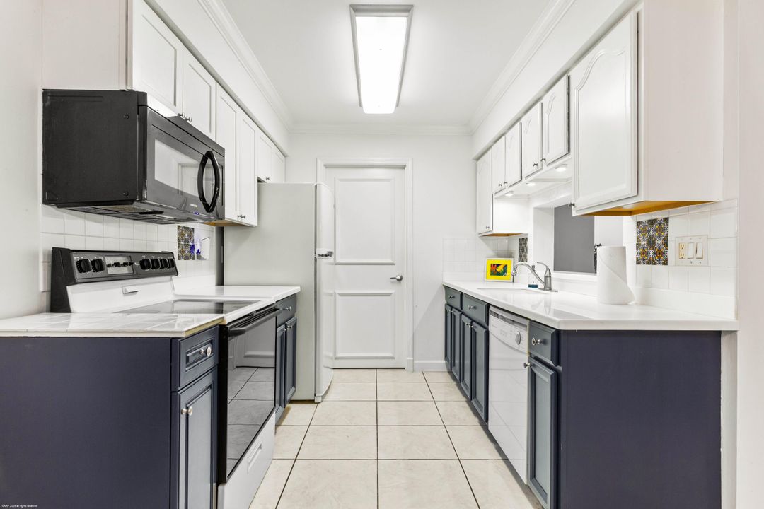 合同活跃: $209,000 (2 贝兹, 2 浴室, 1037 平方英尺)