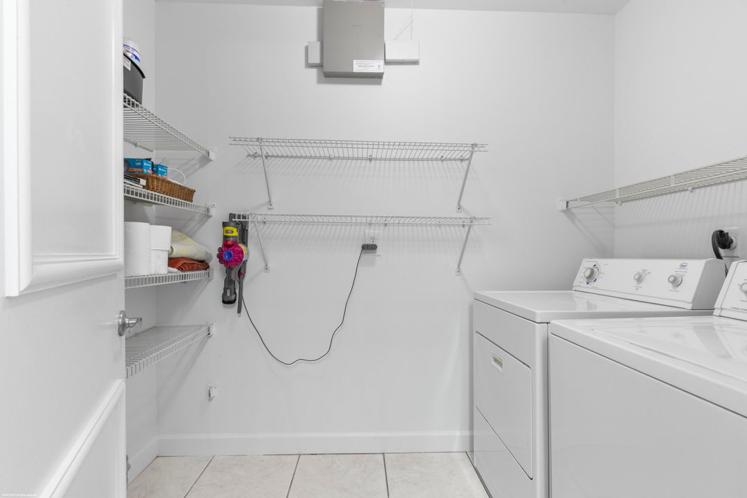 合同活跃: $209,000 (2 贝兹, 2 浴室, 1037 平方英尺)