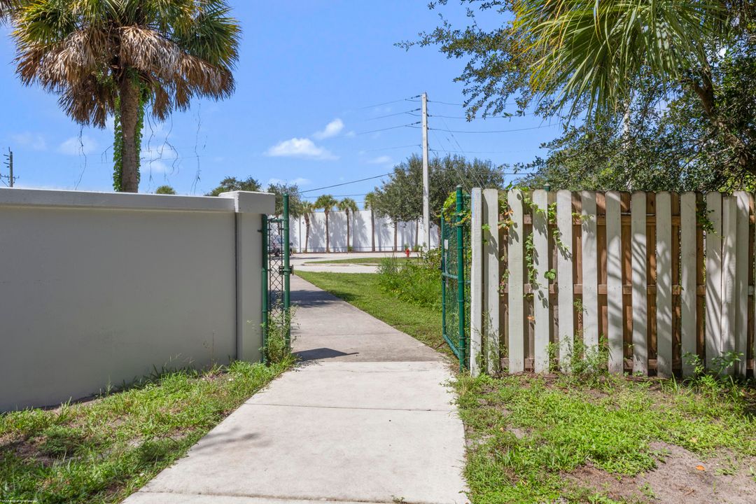 合同活跃: $209,000 (2 贝兹, 2 浴室, 1037 平方英尺)