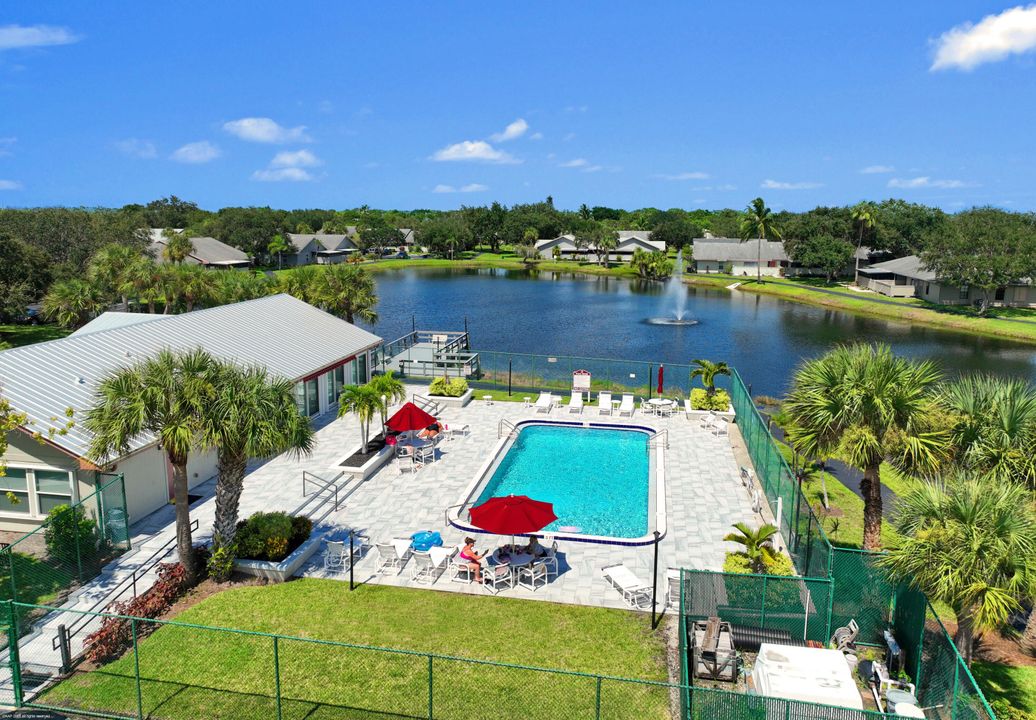 合同活跃: $209,000 (2 贝兹, 2 浴室, 1037 平方英尺)