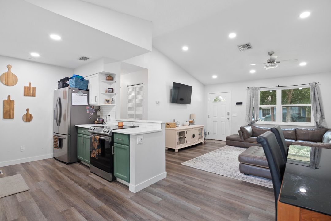 For Sale: $265,000 (2 beds, 2 baths, 998 Square Feet)