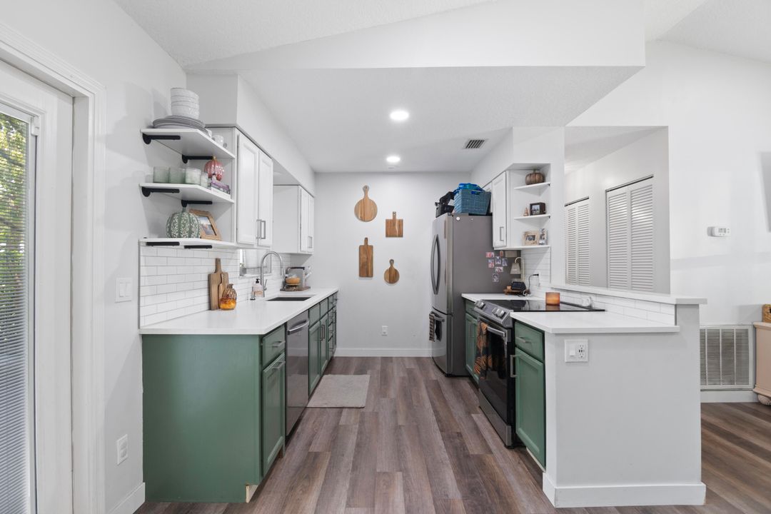 For Sale: $265,000 (2 beds, 2 baths, 998 Square Feet)