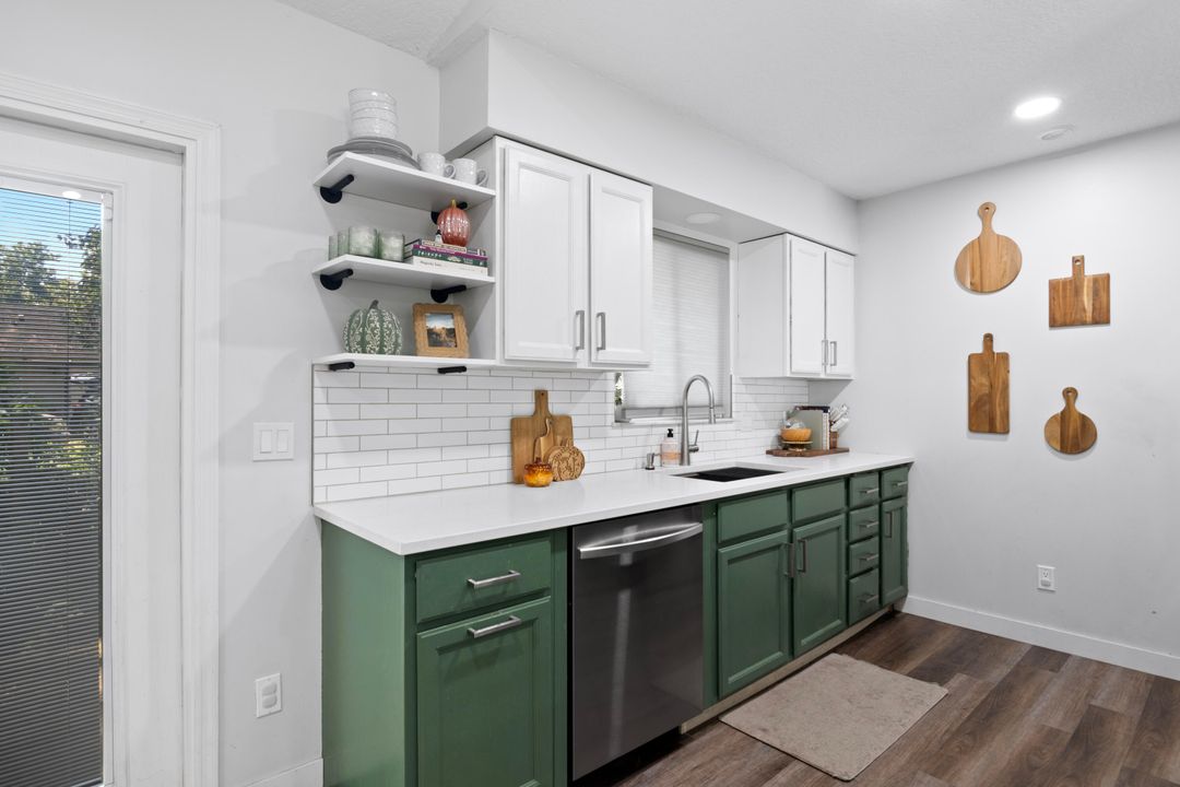 For Sale: $265,000 (2 beds, 2 baths, 998 Square Feet)