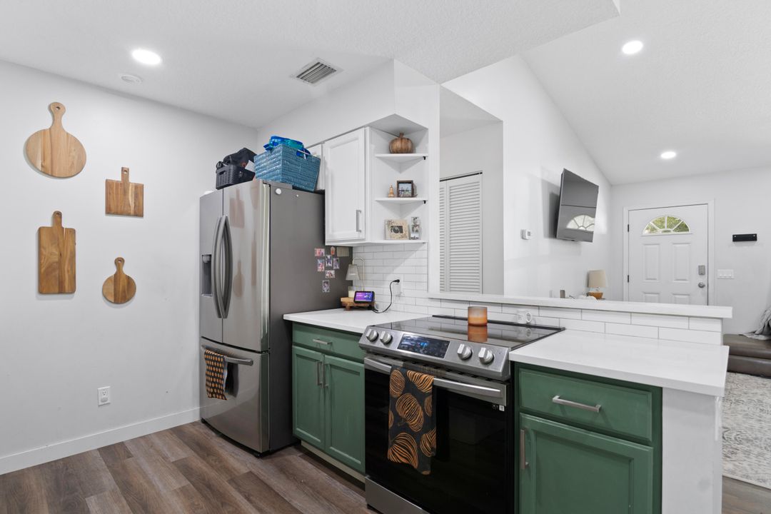 For Sale: $265,000 (2 beds, 2 baths, 998 Square Feet)