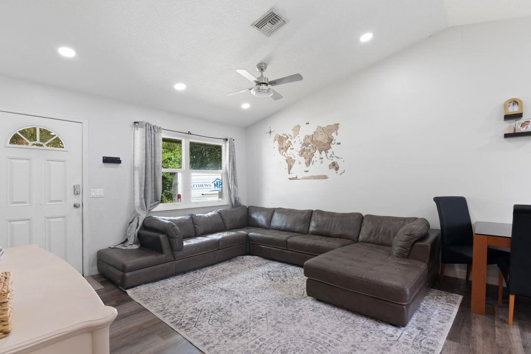 For Sale: $265,000 (2 beds, 2 baths, 998 Square Feet)