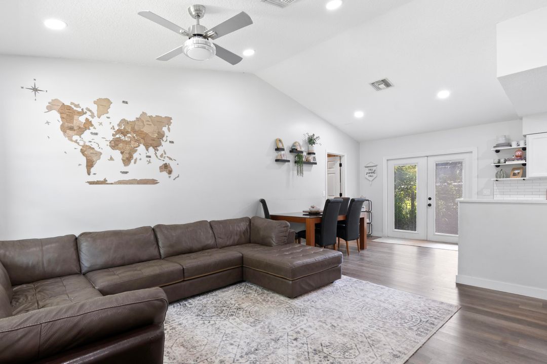For Sale: $265,000 (2 beds, 2 baths, 998 Square Feet)