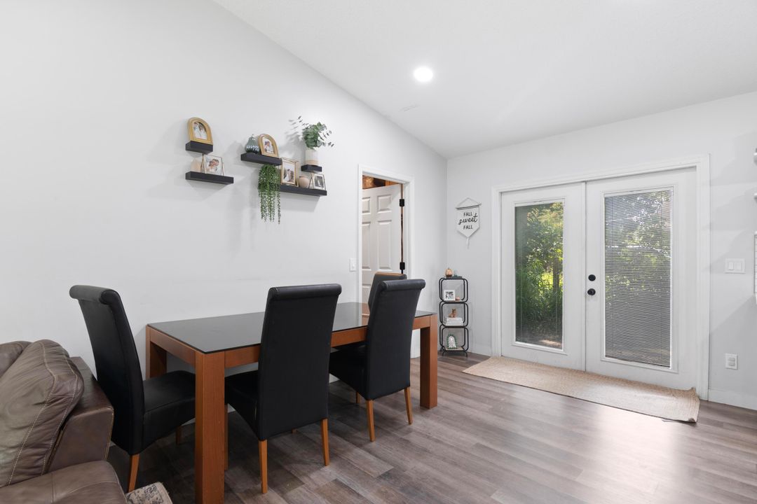 For Sale: $265,000 (2 beds, 2 baths, 998 Square Feet)