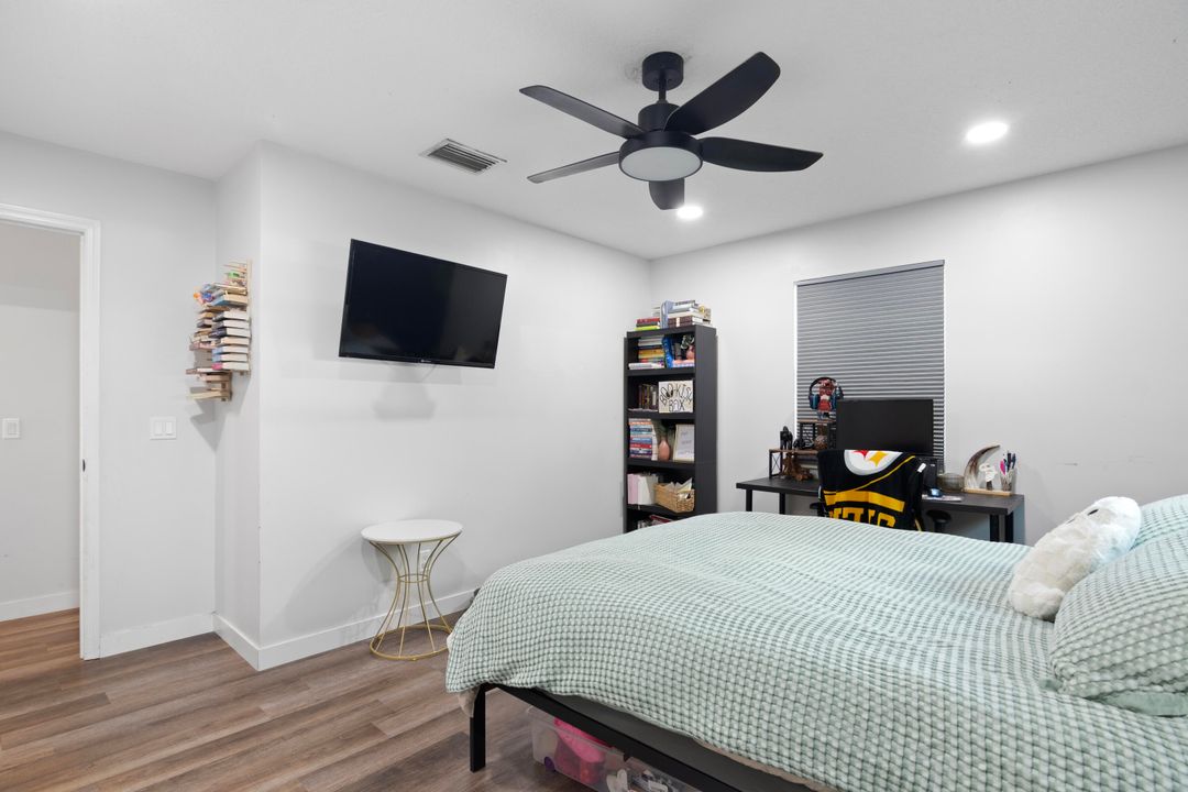 For Sale: $265,000 (2 beds, 2 baths, 998 Square Feet)