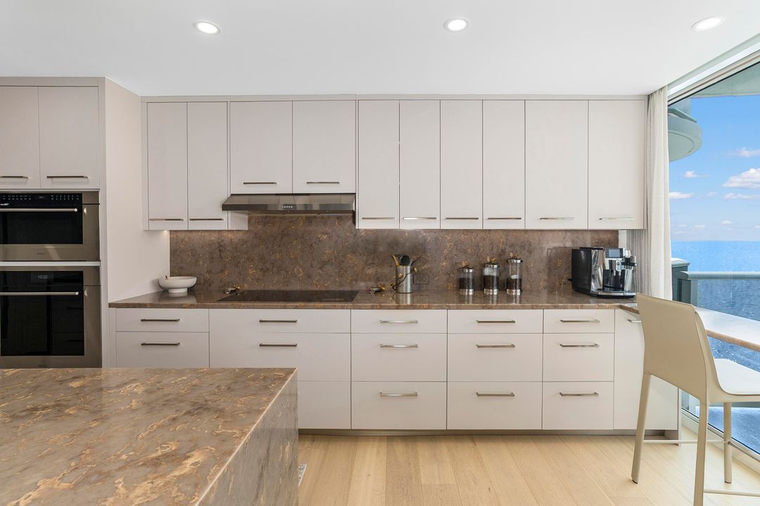 合同活跃: $3,650,000 (3 贝兹, 3 浴室, 2296 平方英尺)