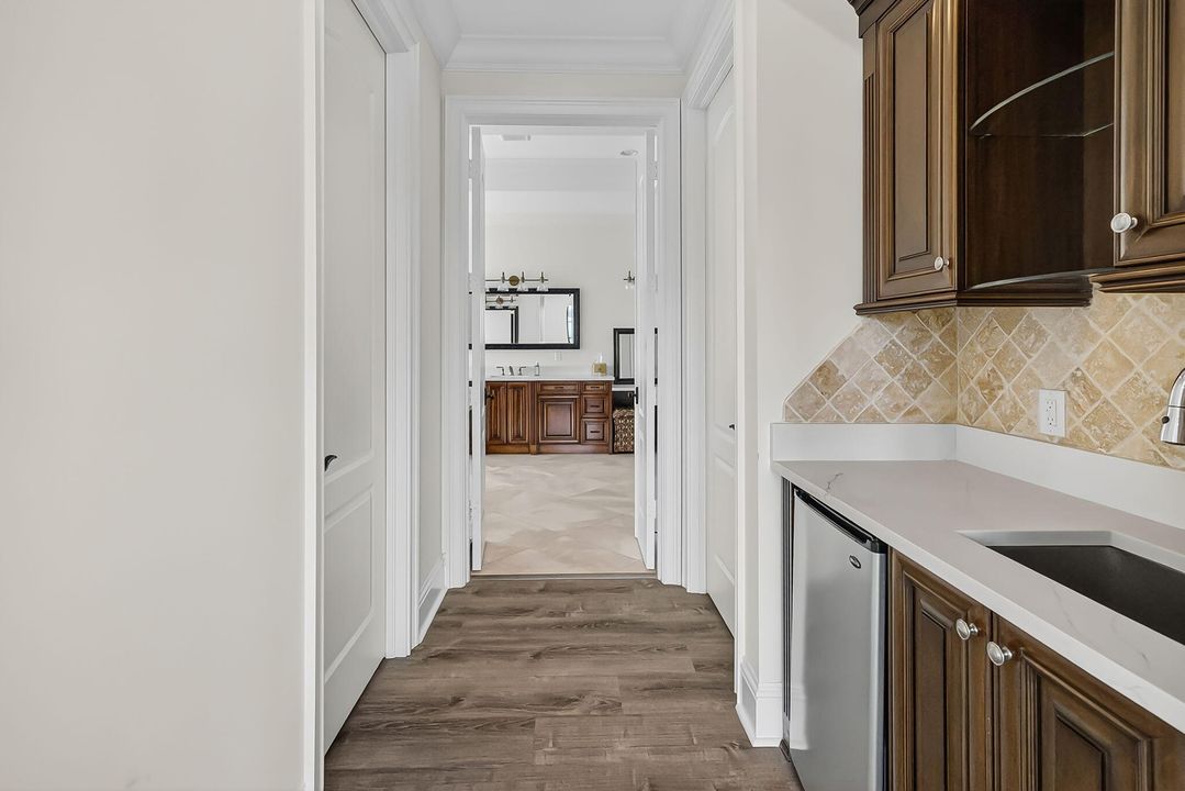 Под контрактом: $4,395,000 (5 спален, 5 ванн, 4936 Квадратных фут)