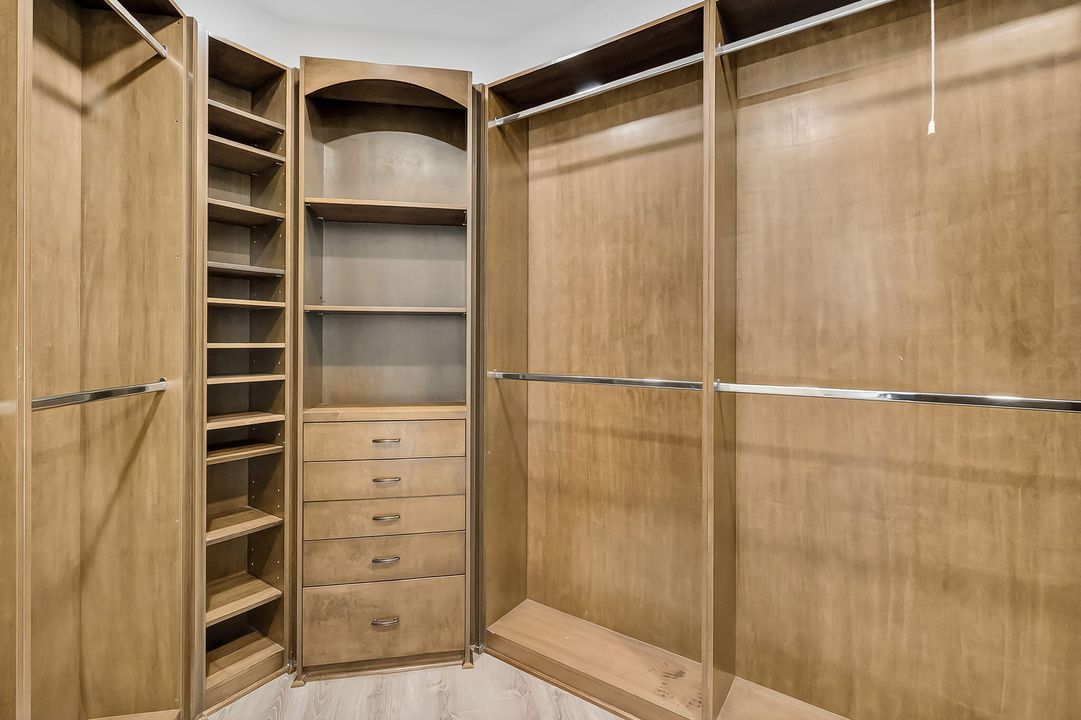 Под контрактом: $4,395,000 (5 спален, 5 ванн, 4936 Квадратных фут)