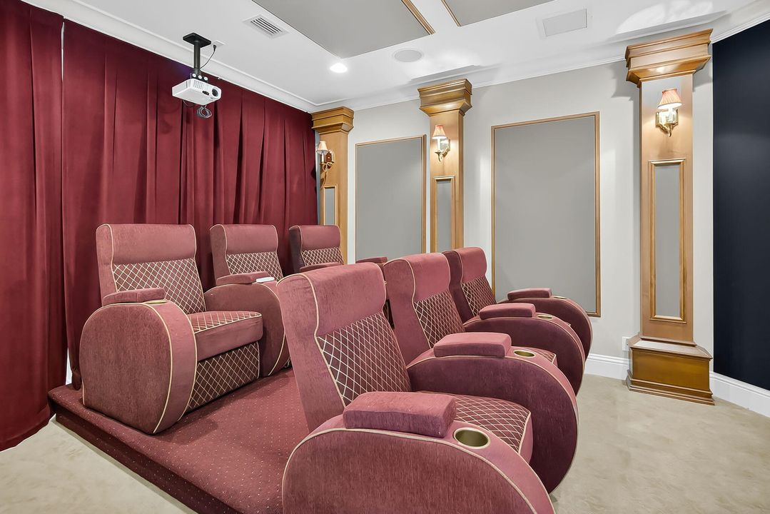 Под контрактом: $4,395,000 (5 спален, 5 ванн, 4936 Квадратных фут)