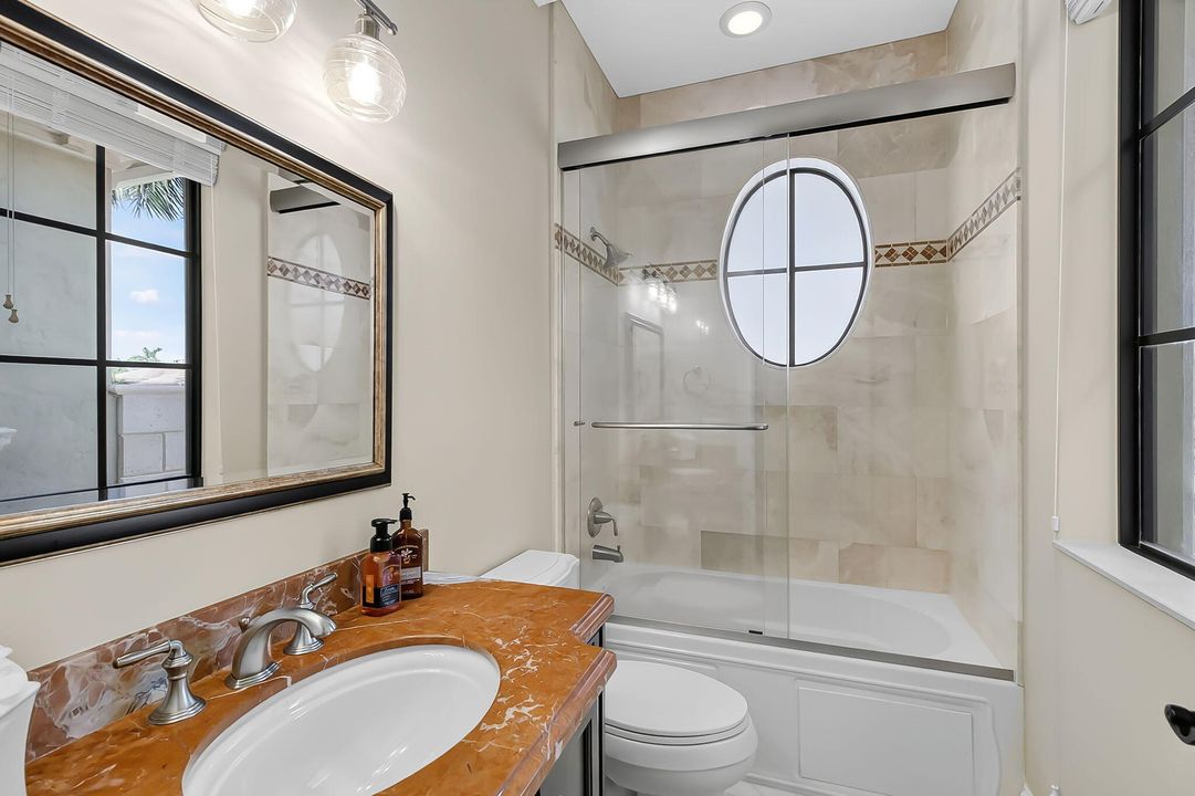 Под контрактом: $4,395,000 (5 спален, 5 ванн, 4936 Квадратных фут)