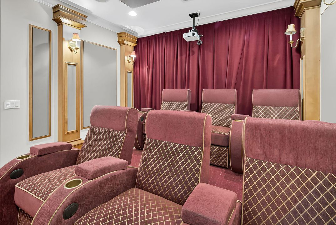 Под контрактом: $4,395,000 (5 спален, 5 ванн, 4936 Квадратных фут)