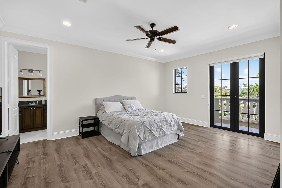 Под контрактом: $4,395,000 (5 спален, 5 ванн, 4936 Квадратных фут)