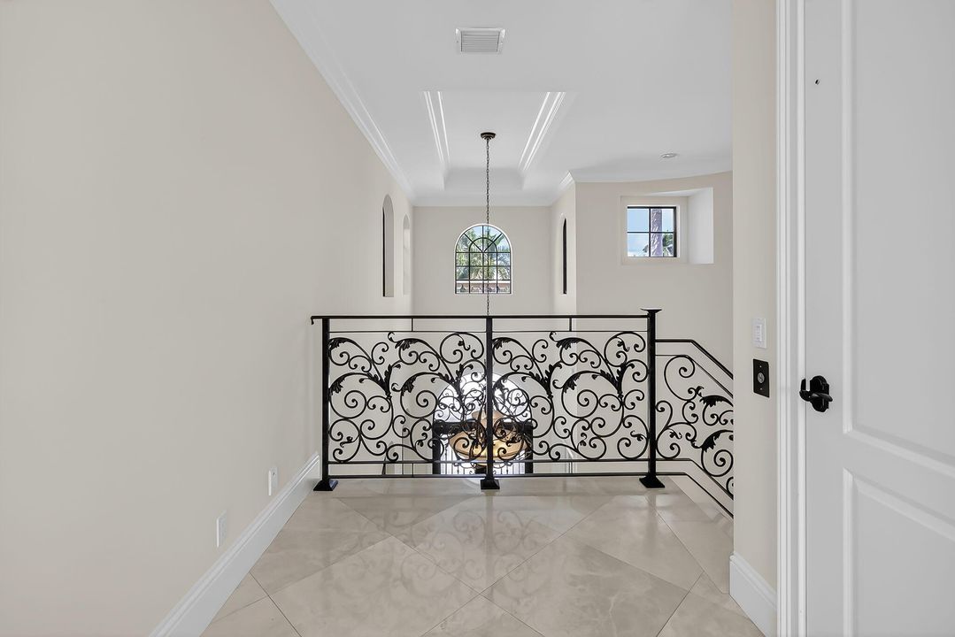 Под контрактом: $4,395,000 (5 спален, 5 ванн, 4936 Квадратных фут)