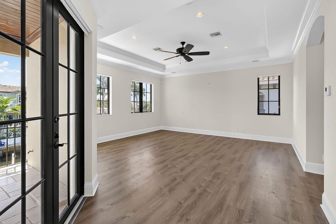 Под контрактом: $4,395,000 (5 спален, 5 ванн, 4936 Квадратных фут)