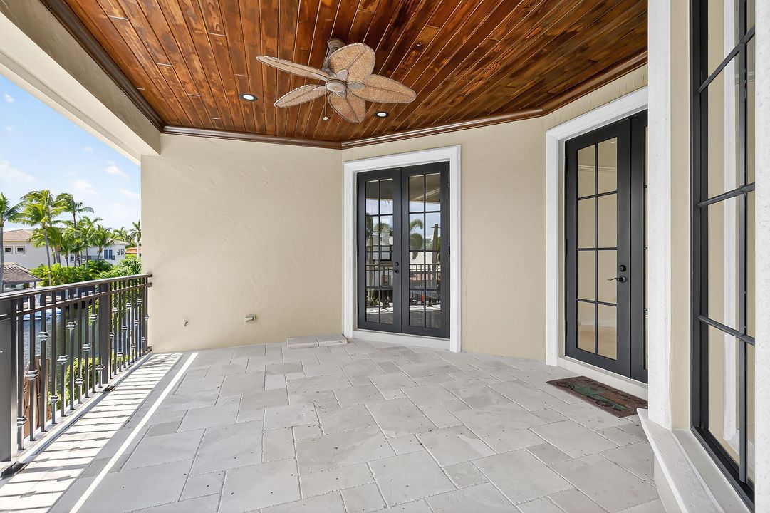 Под контрактом: $4,395,000 (5 спален, 5 ванн, 4936 Квадратных фут)