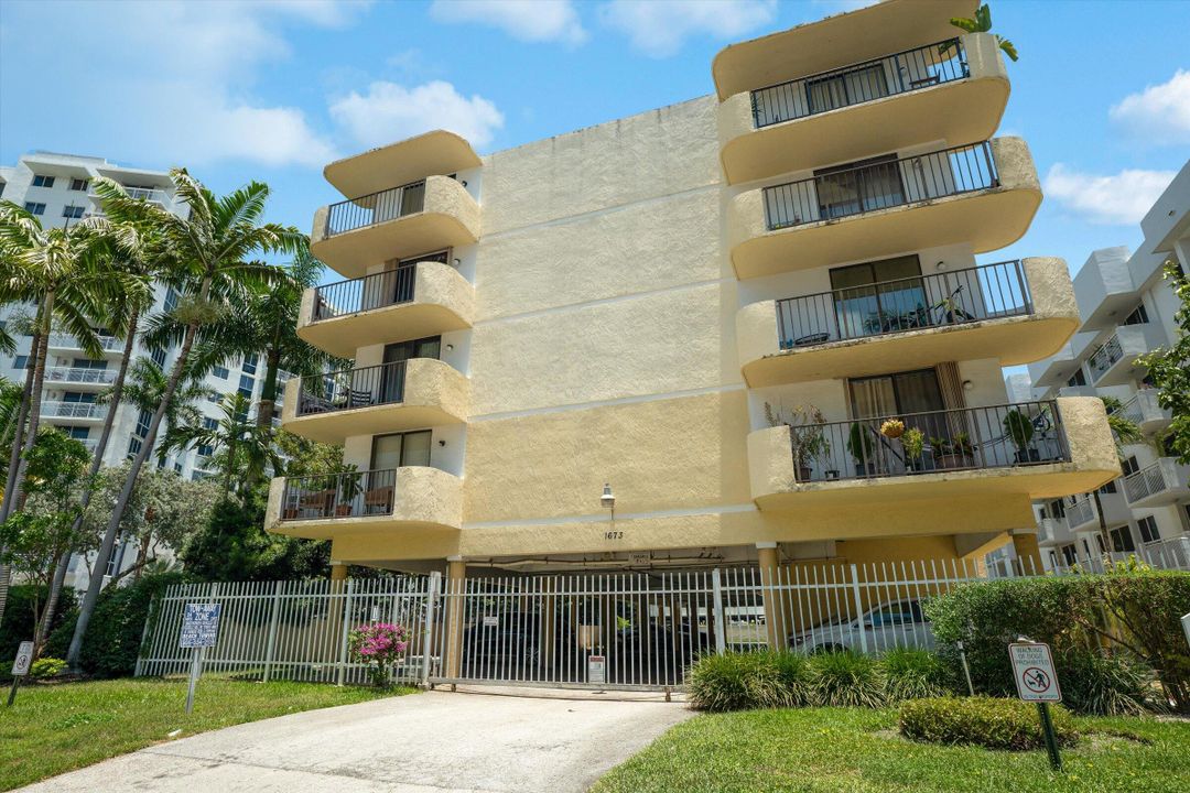 For Sale: $389,000 (2 beds, 2 baths, 875 Square Feet)