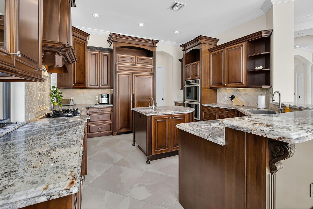 Под контрактом: $4,395,000 (5 спален, 5 ванн, 4936 Квадратных фут)