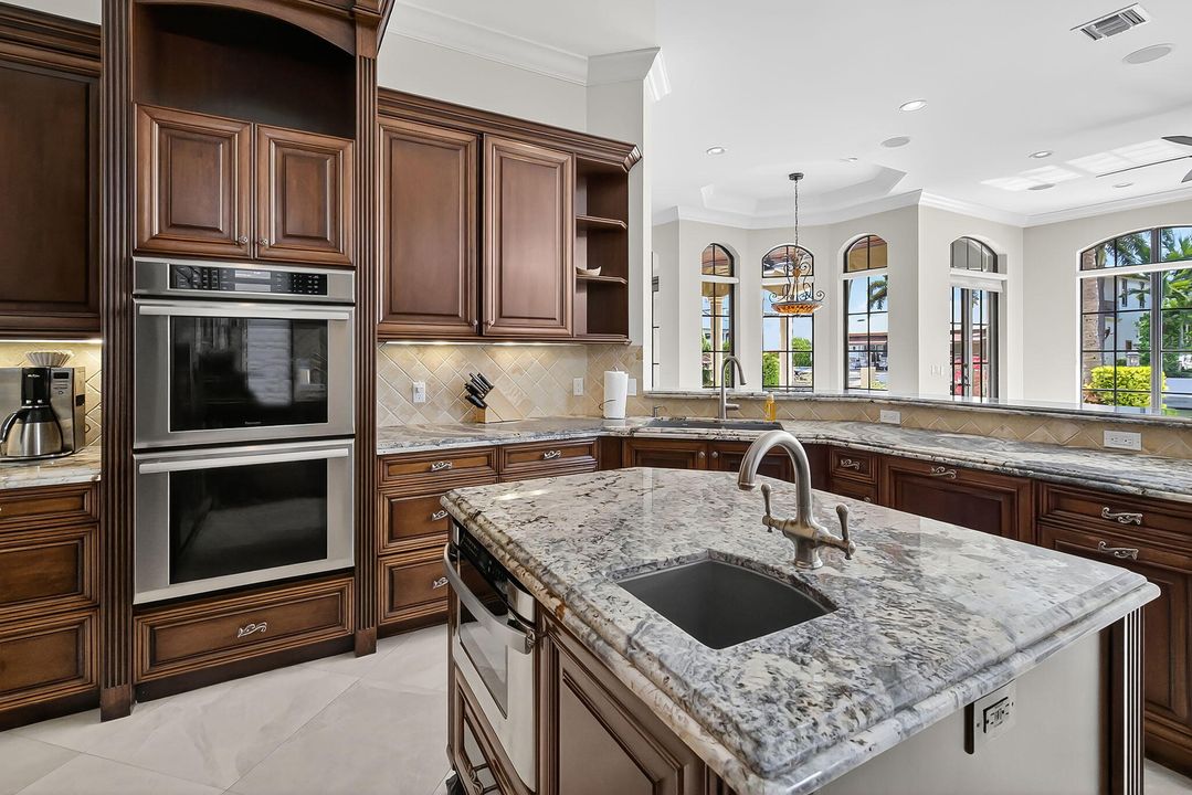 Под контрактом: $4,395,000 (5 спален, 5 ванн, 4936 Квадратных фут)