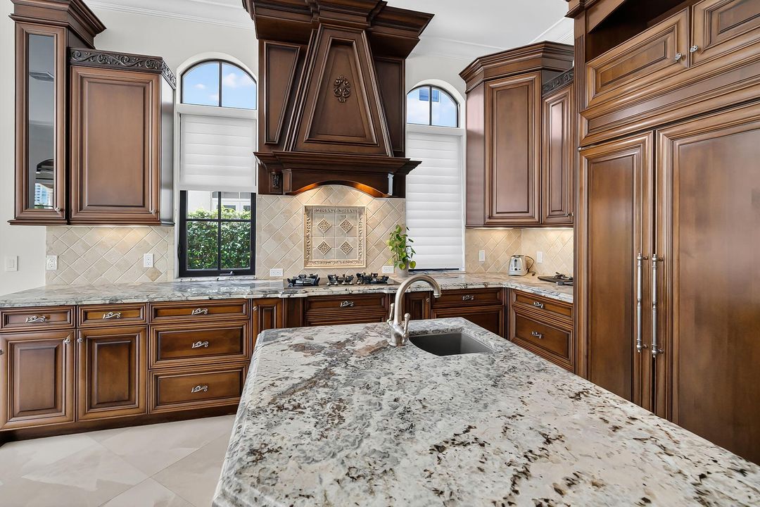 Под контрактом: $4,395,000 (5 спален, 5 ванн, 4936 Квадратных фут)