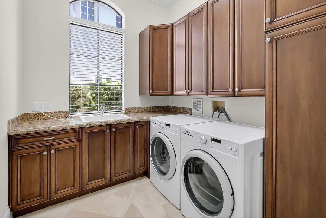 Под контрактом: $4,395,000 (5 спален, 5 ванн, 4936 Квадратных фут)