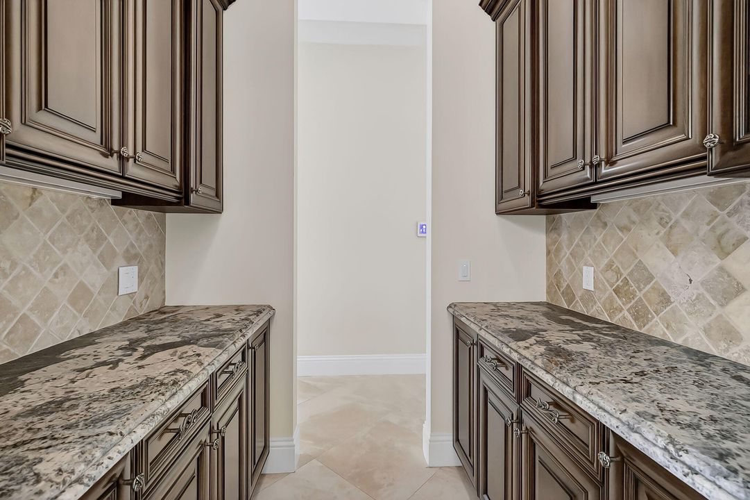 Под контрактом: $4,395,000 (5 спален, 5 ванн, 4936 Квадратных фут)