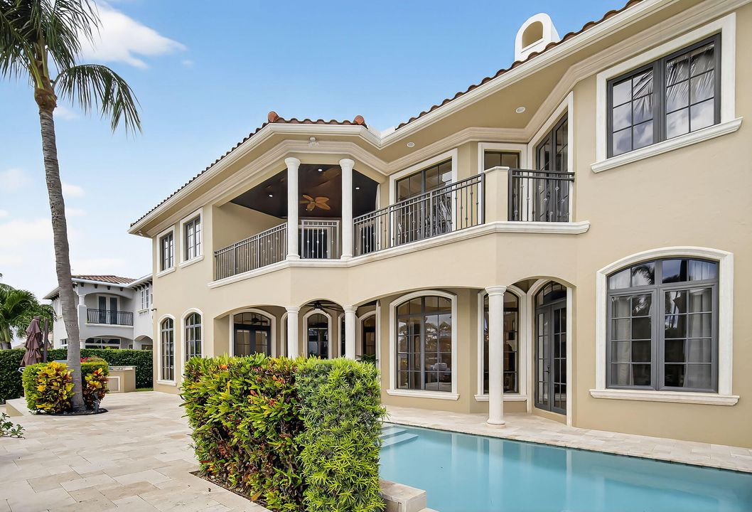 Под контрактом: $4,395,000 (5 спален, 5 ванн, 4936 Квадратных фут)