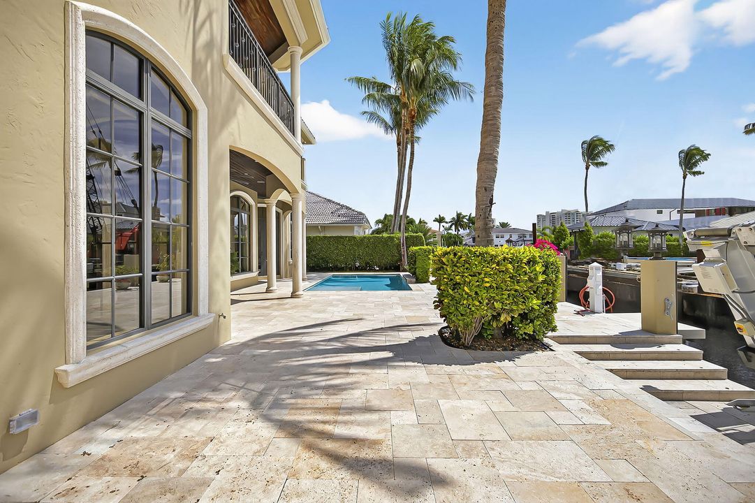 Под контрактом: $4,395,000 (5 спален, 5 ванн, 4936 Квадратных фут)