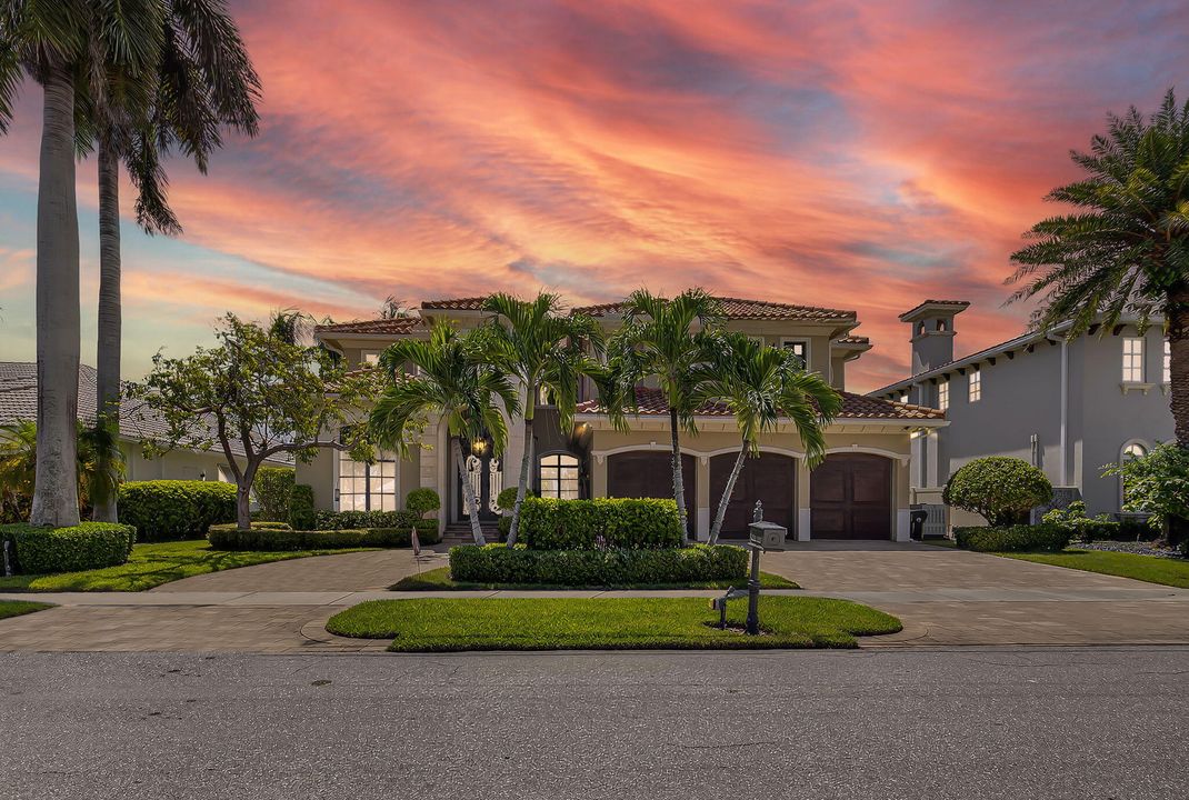 Под контрактом: $4,395,000 (5 спален, 5 ванн, 4936 Квадратных фут)