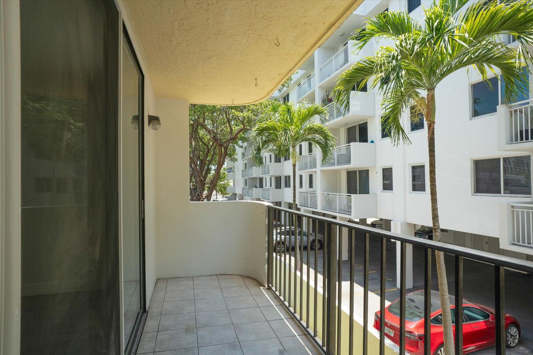 For Sale: $389,000 (2 beds, 2 baths, 875 Square Feet)