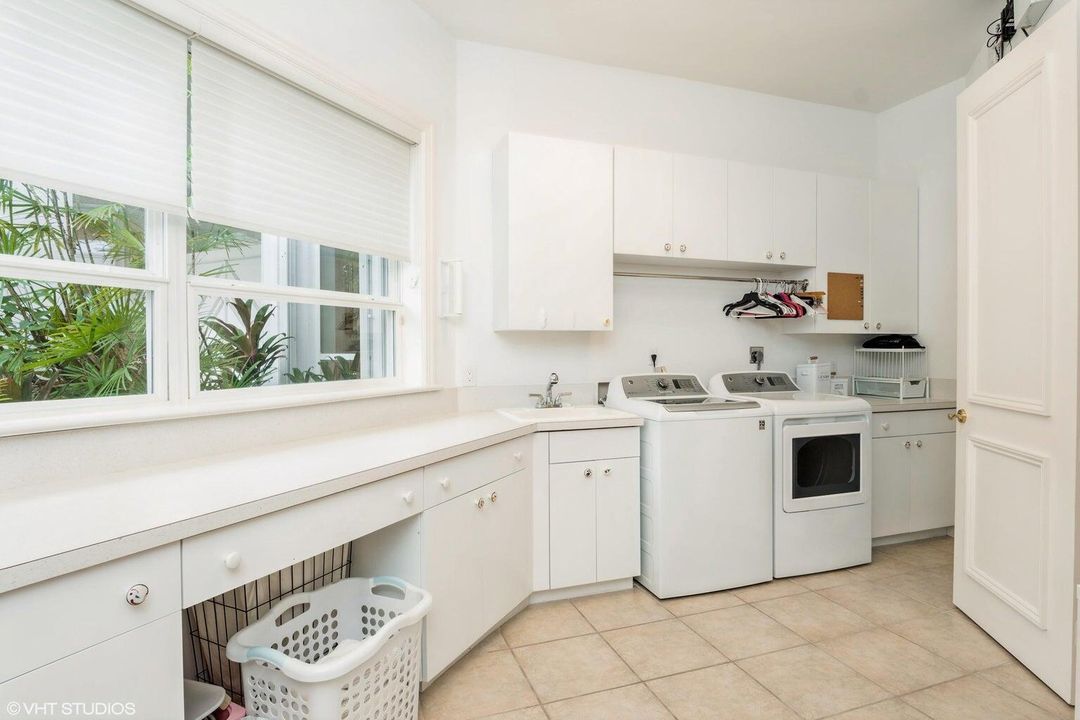 Active With Contract: $1,499,000 (3 beds, 2 baths, 3319 Square Feet)