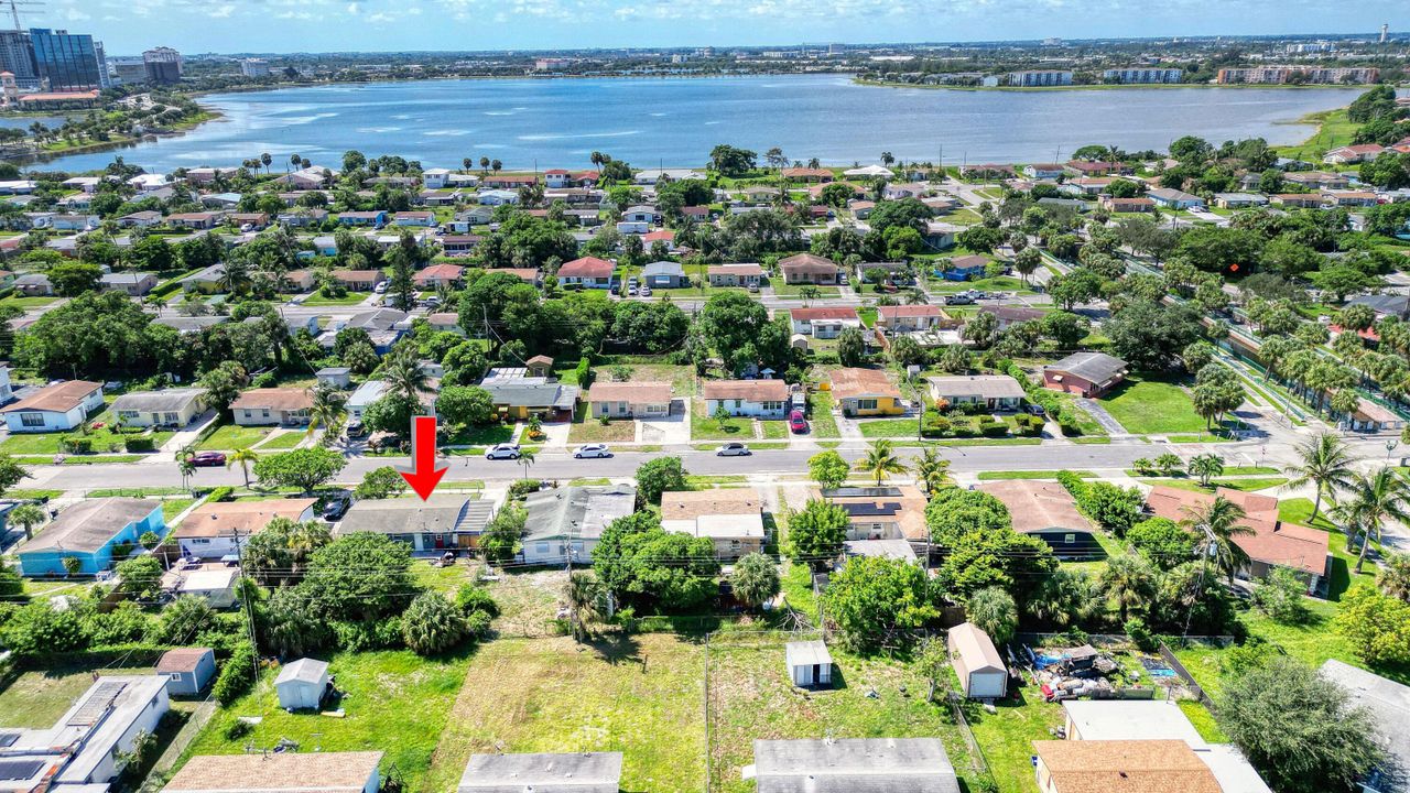 合同活跃: $240,000 (3 贝兹, 1 浴室, 864 平方英尺)