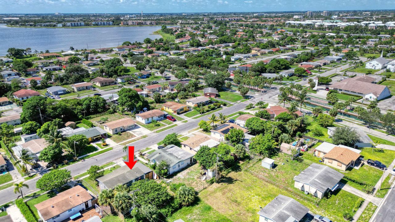 合同活跃: $240,000 (3 贝兹, 1 浴室, 864 平方英尺)