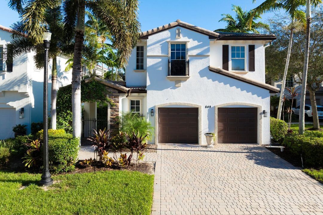 最近售出: $1,075,000 (3 贝兹, 2 浴室, 2241 平方英尺)