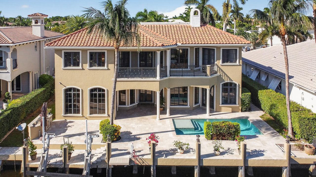 Под контрактом: $4,395,000 (5 спален, 5 ванн, 4936 Квадратных фут)